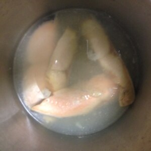 圧力鍋で作るから、まるで鮭缶鮭の煮物と味染み蒟蒻